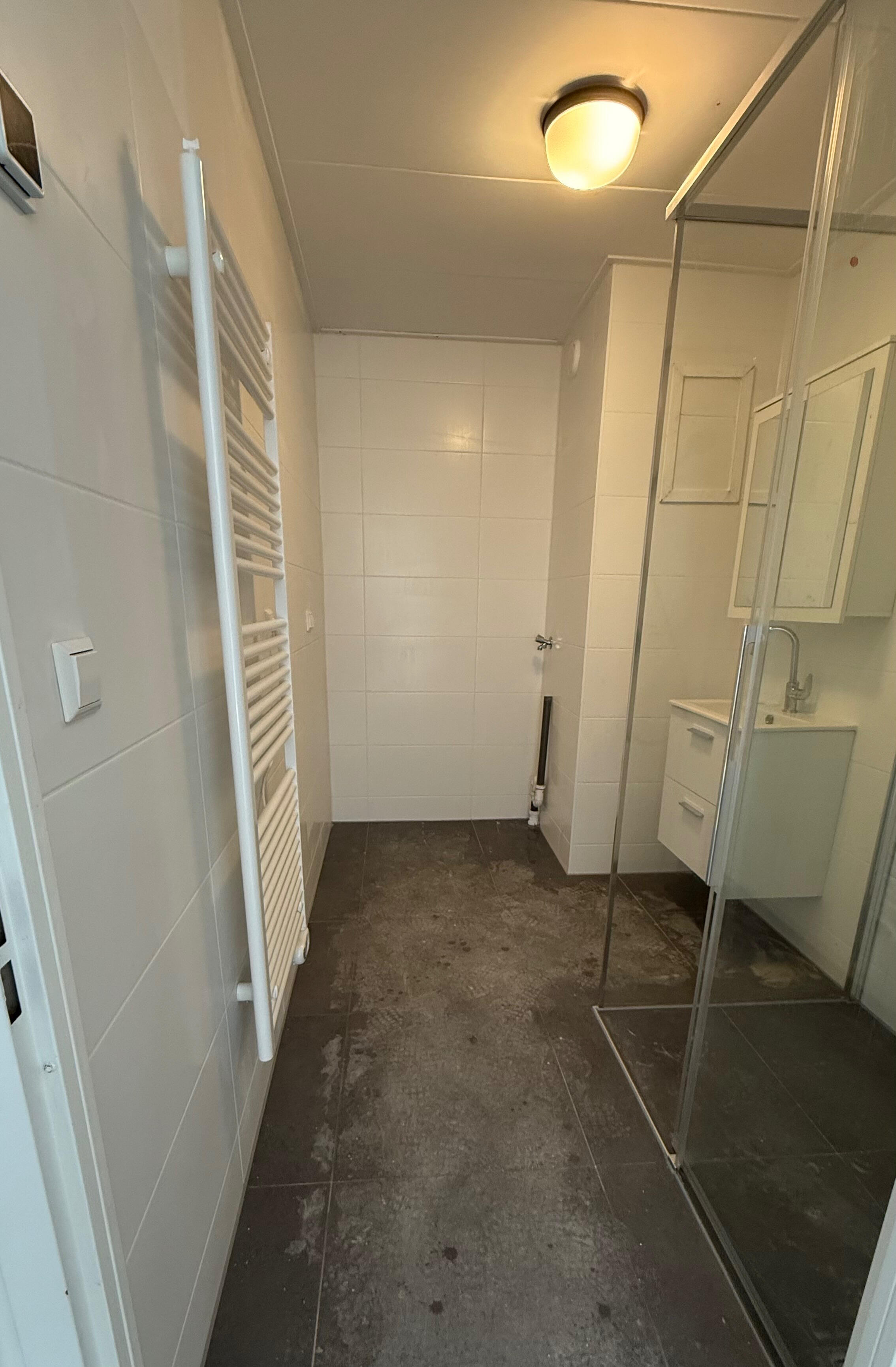 Tiles, shower cabinet, sink, radiator